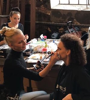 Makeup & hårstyling på Maja Gullstrand inför Malla Swedens visning på Oxhallarna i Helsingborg