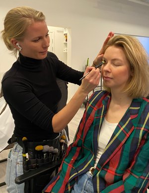 Makeup inför filminspelning med Alfa Laval