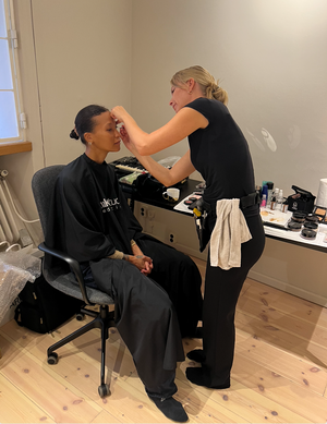 Makeup på Aino Neneh Jawo inför shoot med Icona Pop i Stockholm